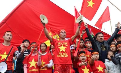 Video: Cổ động viên nhí hân hoan đón đội tuyển Việt Nam về nước