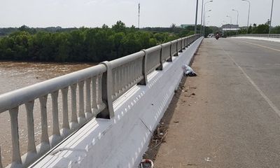 Để xe trên cầu rồi mất tích, người thân nghi nam dân quân tự vệ nhảy sông tự tử