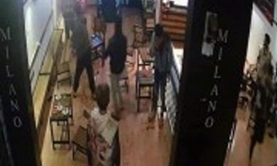 Video: 6 thanh niên bị người lạ dùng mã tấu, dao chém trọng thương ở quán cà phê