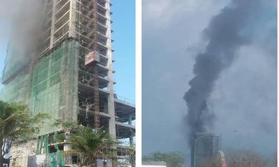 Tòa nhà 18 tầng đang xây bốc cháy, cột khói cao hàng chục mét