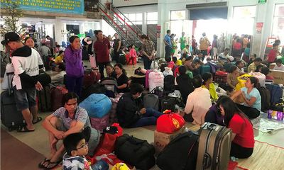 Hàng ngàn hành khách về quê ăn Tết vạ vật sau sự cố tàu SE1 trật bánh