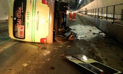 Xe khách lật nhào trong hầm Hải Vân, 5 người nhập viện cấp cứu