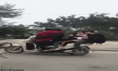 Video: Hoảng hồn người phụ nữ lái xe máy chở cùng lúc 5 đứa trẻ chạy bon bon trên đường