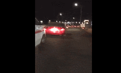 Video: Xe cấp cứu hú còi xin vượt, tài xế sedan đỏ 
