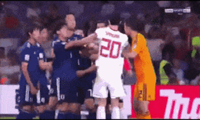 Video: Cầu thủ Nhật Bản hỗn chiến với tiền đạo Iran để bảo vệ đồng đội