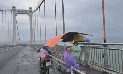 Xót lòng cảnh mẹ già đội mưa giữa cầu Thuận Phước chờ tìm con trai mất tích