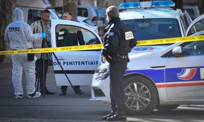 Xả súng, cướp xe chở phạm nhân ngay trước cửa tòa án Pháp