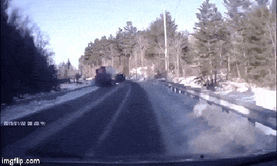 Video: Kinh hoàng xe Jeep đâm trực diện container nổ tung như phim hành động