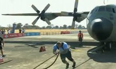 Video: Xem người đàn ông khỏe nhất thế giới kéo lê máy bay nặng 26 tấn