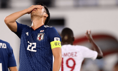 Đội trưởng Nhật Bản 2 lần ôm đầu đầy tiếc nuối vì bị VAR “sờ gáy”
