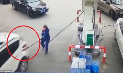 Video: Tài xế xe hơi kéo đổ cây xăng chỉ vì nguyên nhân không tưởng