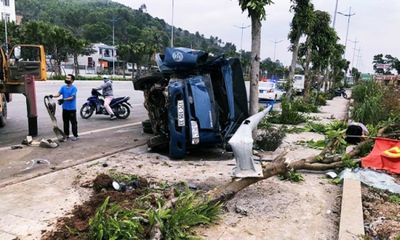 Quảng Ninh: Xe tải húc bay xe máy, đâm đổ cột điện rồi lật nhào