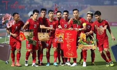 Dàn tuyển thủ Việt Nam chúc mừng năm mới: Fan phát hiện Đoàn Văn Hậu 