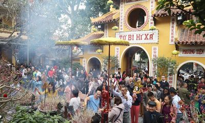 Người dân tấp nập đi chùa cầu may ngày đầu năm mới Kỷ Hợi 2019