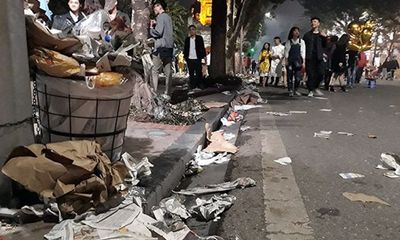 Rác ngập tràn trên nhiều tuyến phố ở Hà Nội, TP.HCM sau đêm giao thừa