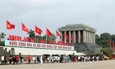Người dân xếp hàng vào Lăng viếng Chủ tịch Hồ Chí Minh ngày mùng 2 Tết