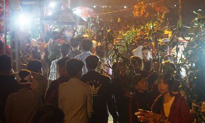 Quảng Trị: Hàng vạn người đổ xô đi chợ cầu may lúc rạng sáng mùng 3 Tết