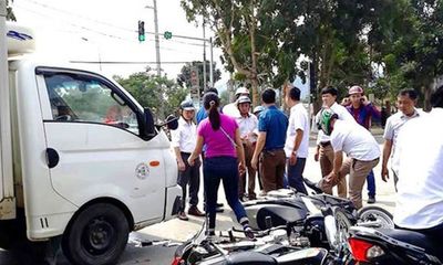 Tin tai nạn giao thông mới nhất ngày 8/2/2019: Ô tô tải tông loạt xe máy chờ đèn đỏ, 3 người đi cấp cứu