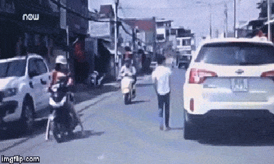 Nam tài xế ô tô tát người phụ nữ đi xe máy đăng video xin lỗi trên mạng xã hội