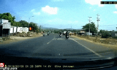 Video: Ô tô bán tải chạy ẩu, đâm xe máy ngã văng xuống đường