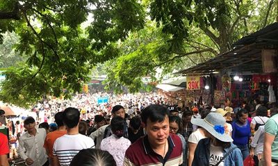 Chùa Hương: Hàng vạn người chen lấn chờ khai hội