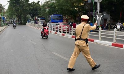 Ngày Tết, CSGT Hà Nội ra đường nhắc người dân đội mũ bảo hiểm