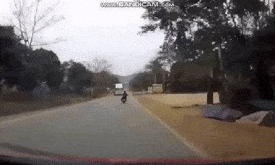Video: 2 thanh niên lạng lách đánh võng trên đường và cái kết đắng