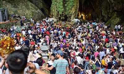 Hàng vạn du khách đổ về ngày đầu khai hội chùa Hương, bến đò chật cứng người