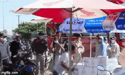 Video: Xôn xao clip người đàn ông cầm gậy rượt đuổi CSGT phát nước cho người đi đường