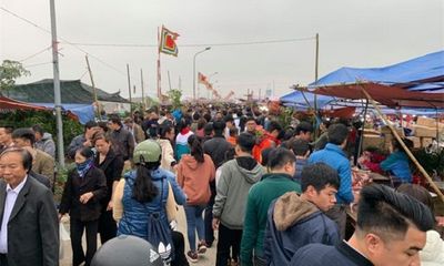Hàng vạn du khách đổ về chợ Viềng 