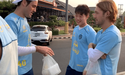 Video: Xuân Trường tự tin “chém” tiếng Anh với đồng đội mới sau khi ra mắt ở Thái Lan