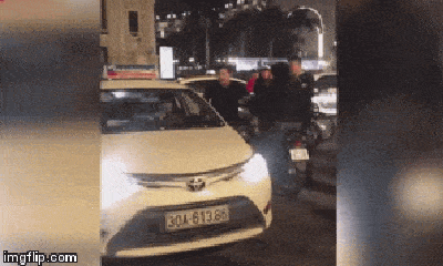 Video: Ngao ngán cảnh tài xế Mercedes dùng chân đá bay gương xe taxi sau va chạm