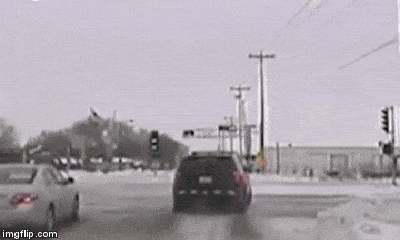 Video: Container thắng trượt, đâm thẳng vào xe cảnh sát, gây tai nạn kinh hoàng
