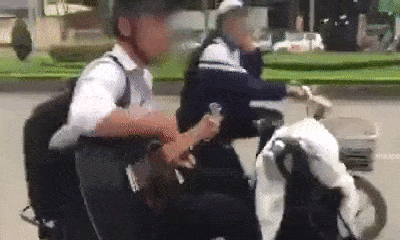 Video: Nam sinh bị ném đá dữ dội vì buông tay lái để vừa đi vừa đánh đàn giữa đường