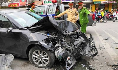 Hà Nội: Xe Mazda gây tai nạn liên hoàn, 3 người bị thương 