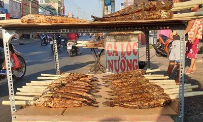 Ngày vía Thần Tài, phố cá lóc nướng Sài Gòn tất bật từ tờ mờ sáng