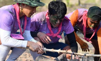 Trường “híp” xông xáo nhóm lửa, nấu canh cá cùng đồng đội ở Thái Lan