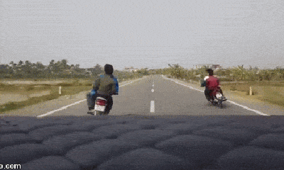 Video: 4 thanh niên ngông nghênh chạy xe lạng lách, đánh võng trước mũi ôtô suốt đoạn đường dài