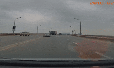Video: Xe tập lái lấn làn, suýt đối đầu ô tô đối diện