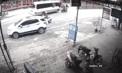 Clip: Xe máy sang đường ẩu khiến người đàn ông suýt chết dưới gầm xe tải