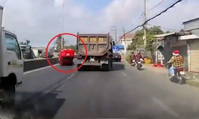 Video: Thót tim cảnh xe ô tô bị đâm lật ngửa giữa đường