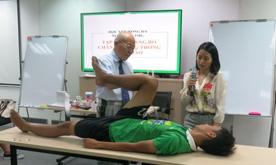 Bác sĩ Nhật hướng dẫn trị liệu chấn thương cho học viện bóng đá NutiFood JMG