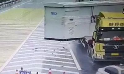 Video: Né ô tô chuyển làn ẩu, tài xế container phanh gấp khiến rớt cả thùng hàng