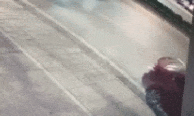 Video: Đâm thẳng vào đuôi xe ô tô, người đàn ông ngã sõng soài giữa đường