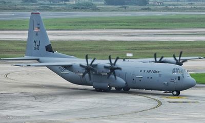Huyền thoại máy bay vận tải quân sự C-130 của Mỹ hạ cánh tại Nội Bài 