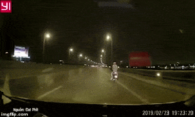 Video: Hốt hoảng tài xế xe máy lạng lách 