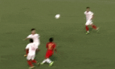 Video: Cầu thủ U22 Việt Nam ôm đầu nằm sân vì bị đối thủ đạp thẳng mặt