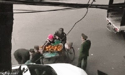 Xôn xao clip người phụ nữ bán hàng rong bị thu giữ từng quả cam
