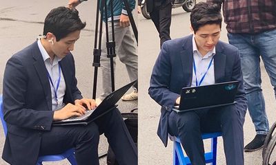 Xuất hiện phóng viên Hàn Quốc tác nghiệp ở Hà Nội điển trai hơn cả minh tinh điện ảnh