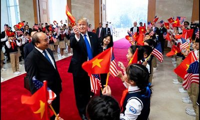 Video: Khoảnh khắc Tổng thống Donald Trump vẫy cờ Việt Nam gây sốt